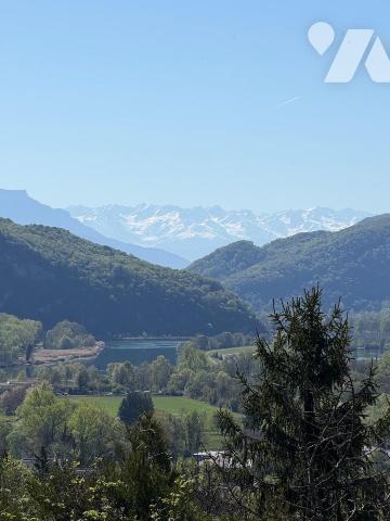 Située sur les hauteurs de Culoz, la maison bénéficie d'un environnement calme et verdoyant, au...
