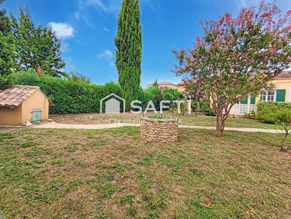 Maison de plain-pied avec jardin arboré et piscinable