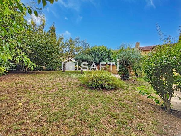 Maison de plain-pied avec jardin arboré et piscinable