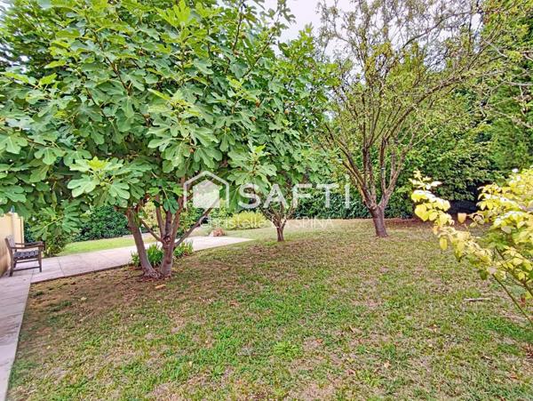 Maison de plain-pied avec jardin arboré et piscinable