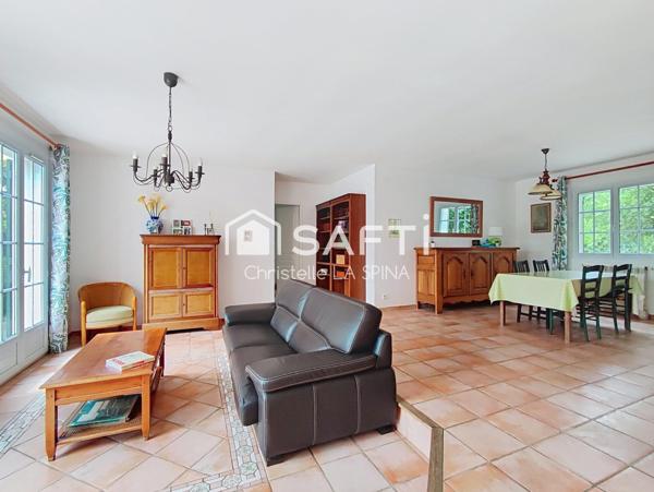 Maison de plain-pied avec jardin arboré et piscinable