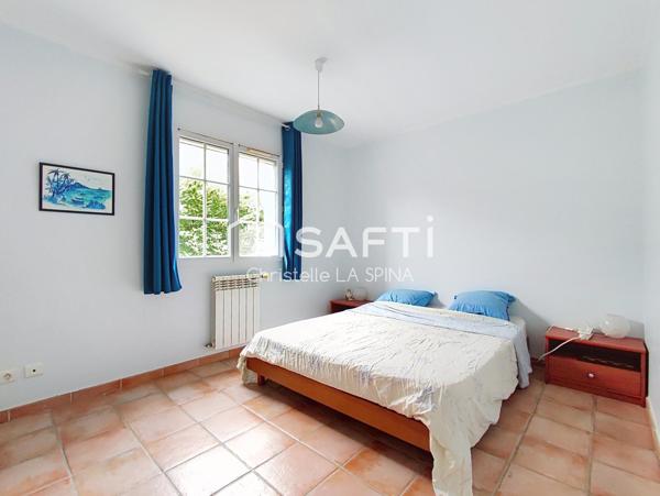 Maison de plain-pied avec jardin arboré et piscinable