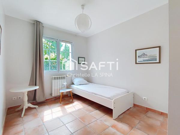 Maison de plain-pied avec jardin arboré et piscinable