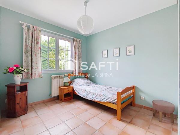 Maison de plain-pied avec jardin arboré et piscinable