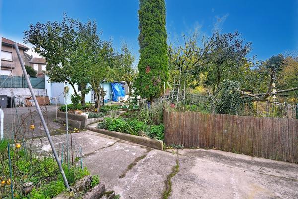 Maison mitoyenne d’un seul côté à Mont-Saint-Martin – 70 m² + garage aménagé en appartement