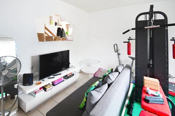 Maison mitoyenne d’un seul côté à Mont-Saint-Martin – 70 m² + garage aménagé en appartement