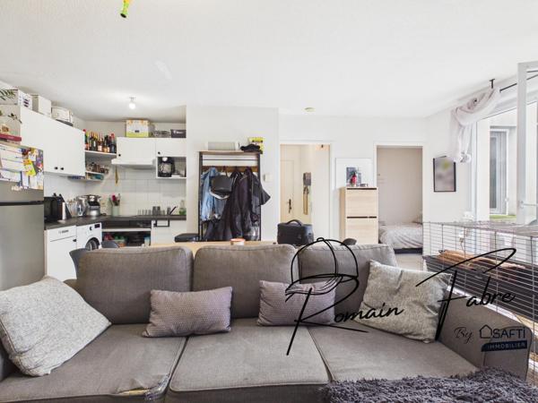 Appartement rénové avec balcon dans une résidence avec piscine au calme