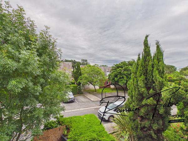 Appartement rénové avec balcon dans une résidence avec piscine au calme