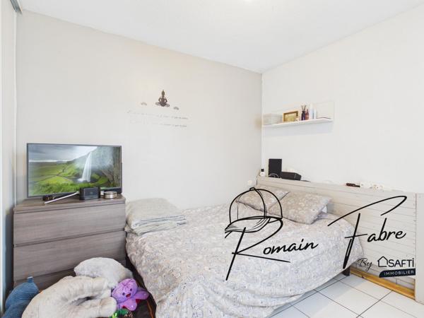 Appartement rénové avec balcon dans une résidence avec piscine au calme