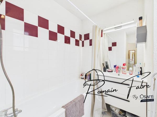 Appartement rénové avec balcon dans une résidence avec piscine au calme
