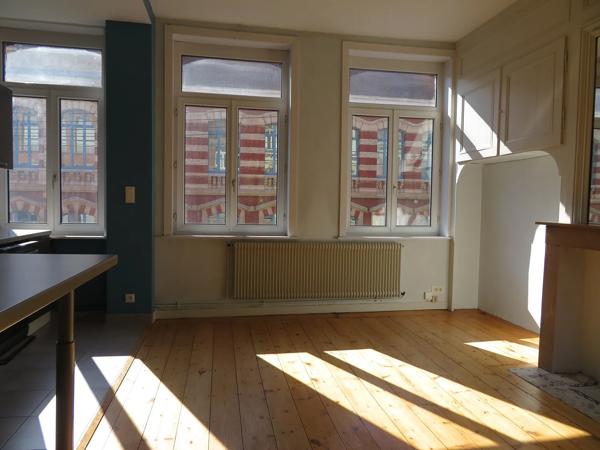 Situé rue d'Isly à LILLE, à proximité du métro Cormontaigne, je suis un appartement T4 en triplex de 120M² en très bo…