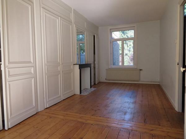 Situé rue d'Isly à LILLE, à proximité du métro Cormontaigne, je suis un appartement T4 en triplex de 120M² en très bo…