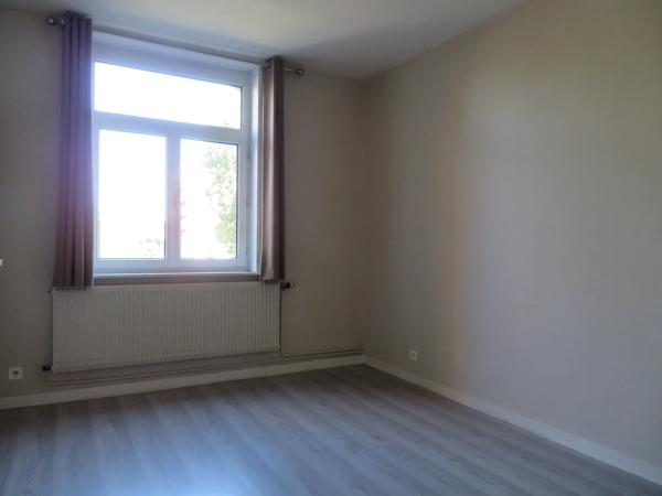 Situé rue d'Isly à LILLE, à proximité du métro Cormontaigne, je suis un appartement T4 en triplex de 120M² en très bo…
