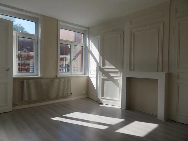 Situé rue d'Isly à LILLE, à proximité du métro Cormontaigne, je suis un appartement T4 en triplex de 120M² en très bo…
