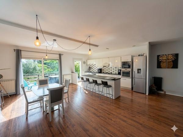 RARE SUR LE SECTEUR : Maison de bourg en pierre avec garage XXL , Camblanes et meynac RARE SUR LE SECTEUR : Maison de bourg en pierre avec garage XXL , Camblanes et meynac