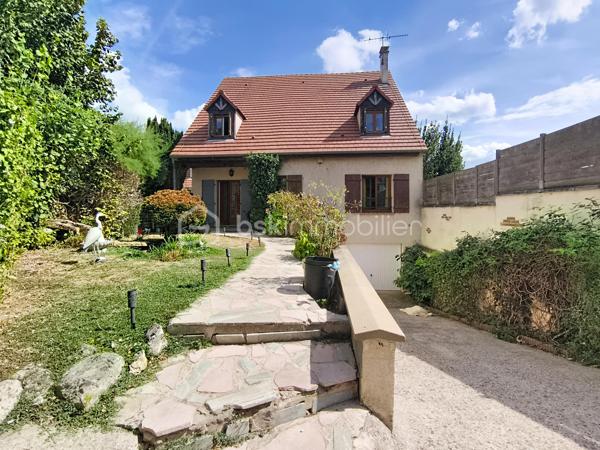 ⭐ UNE MAISON ENTRETENUE ET FONCTIONNELLE
Construite en 1995, cette maison a été entretenue avec soin et ne nécessite pas de gros travaux.

Elle offre aujourd’hui un équilibre particulièrement intéressant entre volumes, confort, fonctionnalité et qualité de vie.

❤️ LES + QUI FONT LA DIFFÉRENCE
✔️ 180 m² habitables
✔️ Salon / séjour de plus de 50 m²
✔️ 5 chambres
✔️ Suite parentale de 26 m²
✔️ Salon / séjour climatisés
✔️ Véranda contemporaine
✔️ Piscine chauffée
✔️ Liner neuf
✔️ Terrain d’environ 500 m²
✔️ Jardin arboré
✔️ Grande terrasse
✔️ Aucun vis-à-vis
✔️ Garage 2 véhicules
✔️ Sous-sol complet entièrement excavé et aménagé
✔️ Maison parfaitement entretenue
✔️ Aucun gros travaux à prévoir
✔️ Nombreux espaces de rangement
✔️ Idéale pour une grande famille

📍 UN EMPLACEMENT PRATIQUE AU QUOTIDIEN
La maison bénéficie d’un environnement résidentiel calme tout en restant à proximité des commodités nécessaires à la vie quotidienne.

Vous trouverez à proximité :

🛒 Commerces et services de proximité
🏫 Écoles et établissements scolaires
🚌 Transports en commun et lignes de bus
🚉 Gare et accès aux transports ferroviaires
🏥 Professionnels de santé et services médicaux
🍽️ Restaurants, boulangeries et commerces
🌳 Parcs, espaces verts et équipements de loisirs
🚗 Accès rapide aux principaux axes routiers

Une localisation permettant de profiter d’un cadre de vie agréable tout en conservant une bonne accessibilité aux villes et pôles d’activités alentours.

💖 UNE MAISON À DÉCOUVRIR SANS TARDER
Cette propriété réunit de nombreux critères recherchés : une belle surface habitable, 5 chambres, un espace de vie de plus de 50 m², une suite parentale de 26 m², une véranda, une piscine chauffée, un grand sous-sol et surtout un extérieur sans aucun vis-à-vis.

👉 Une maison familiale pleine d’atouts, rare sur le marché, où vous pourrez profiter immédiatement de beaux espaces et d’un cadre de vie privilégié.

🏡 Vous recherchez une maison spacieuse avec piscine, de beaux volumes et aucun vis-à-vis ? Cette propriété mérite véritablement votre attention.

📞 Contactez-moi dès maintenant pour obtenir davantage d’informations et organiser votre visite.

⚠️ Une visite pourrait bien vous faire tomber sous le charme !