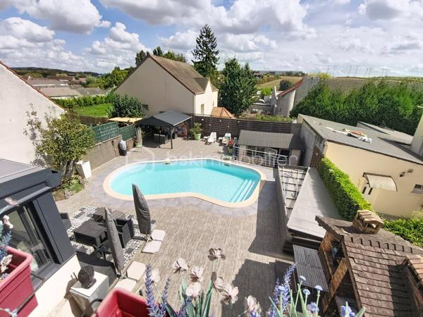 ⭐ UNE MAISON ENTRETENUE ET FONCTIONNELLE
Construite en 1995, cette maison a été entretenue avec soin et ne nécessite pas de gros travaux.

Elle offre aujourd’hui un équilibre particulièrement intéressant entre volumes, confort, fonctionnalité et qualité de vie.

❤️ LES + QUI FONT LA DIFFÉRENCE
✔️ 180 m² habitables
✔️ Salon / séjour de plus de 50 m²
✔️ 5 chambres
✔️ Suite parentale de 26 m²
✔️ Salon / séjour climatisés
✔️ Véranda contemporaine
✔️ Piscine chauffée
✔️ Liner neuf
✔️ Terrain d’environ 500 m²
✔️ Jardin arboré
✔️ Grande terrasse
✔️ Aucun vis-à-vis
✔️ Garage 2 véhicules
✔️ Sous-sol complet entièrement excavé et aménagé
✔️ Maison parfaitement entretenue
✔️ Aucun gros travaux à prévoir
✔️ Nombreux espaces de rangement
✔️ Idéale pour une grande famille

📍 UN EMPLACEMENT PRATIQUE AU QUOTIDIEN
La maison bénéficie d’un environnement résidentiel calme tout en restant à proximité des commodités nécessaires à la vie quotidienne.

Vous trouverez à proximité :

🛒 Commerces et services de proximité
🏫 Écoles et établissements scolaires
🚌 Transports en commun et lignes de bus
🚉 Gare et accès aux transports ferroviaires
🏥 Professionnels de santé et services médicaux
🍽️ Restaurants, boulangeries et commerces
🌳 Parcs, espaces verts et équipements de loisirs
🚗 Accès rapide aux principaux axes routiers

Une localisation permettant de profiter d’un cadre de vie agréable tout en conservant une bonne accessibilité aux villes et pôles d’activités alentours.

💖 UNE MAISON À DÉCOUVRIR SANS TARDER
Cette propriété réunit de nombreux critères recherchés : une belle surface habitable, 5 chambres, un espace de vie de plus de 50 m², une suite parentale de 26 m², une véranda, une piscine chauffée, un grand sous-sol et surtout un extérieur sans aucun vis-à-vis.

👉 Une maison familiale pleine d’atouts, rare sur le marché, où vous pourrez profiter immédiatement de beaux espaces et d’un cadre de vie privilégié.

🏡 Vous recherchez une maison spacieuse avec piscine, de beaux volumes et aucun vis-à-vis ? Cette propriété mérite véritablement votre attention.

📞 Contactez-moi dès maintenant pour obtenir davantage d’informations et organiser votre visite.

⚠️ Une visite pourrait bien vous faire tomber sous le charme !