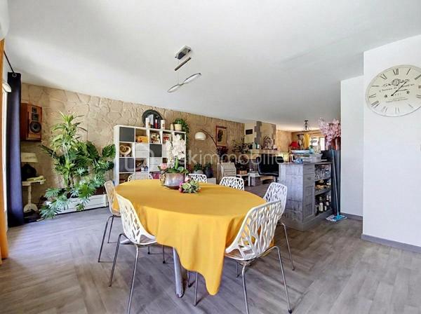 ⭐ UNE MAISON ENTRETENUE ET FONCTIONNELLE
Construite en 1995, cette maison a été entretenue avec soin et ne nécessite pas de gros travaux.

Elle offre aujourd’hui un équilibre particulièrement intéressant entre volumes, confort, fonctionnalité et qualité de vie.

❤️ LES + QUI FONT LA DIFFÉRENCE
✔️ 180 m² habitables
✔️ Salon / séjour de plus de 50 m²
✔️ 5 chambres
✔️ Suite parentale de 26 m²
✔️ Salon / séjour climatisés
✔️ Véranda contemporaine
✔️ Piscine chauffée
✔️ Liner neuf
✔️ Terrain d’environ 500 m²
✔️ Jardin arboré
✔️ Grande terrasse
✔️ Aucun vis-à-vis
✔️ Garage 2 véhicules
✔️ Sous-sol complet entièrement excavé et aménagé
✔️ Maison parfaitement entretenue
✔️ Aucun gros travaux à prévoir
✔️ Nombreux espaces de rangement
✔️ Idéale pour une grande famille

📍 UN EMPLACEMENT PRATIQUE AU QUOTIDIEN
La maison bénéficie d’un environnement résidentiel calme tout en restant à proximité des commodités nécessaires à la vie quotidienne.

Vous trouverez à proximité :

🛒 Commerces et services de proximité
🏫 Écoles et établissements scolaires
🚌 Transports en commun et lignes de bus
🚉 Gare et accès aux transports ferroviaires
🏥 Professionnels de santé et services médicaux
🍽️ Restaurants, boulangeries et commerces
🌳 Parcs, espaces verts et équipements de loisirs
🚗 Accès rapide aux principaux axes routiers

Une localisation permettant de profiter d’un cadre de vie agréable tout en conservant une bonne accessibilité aux villes et pôles d’activités alentours.

💖 UNE MAISON À DÉCOUVRIR SANS TARDER
Cette propriété réunit de nombreux critères recherchés : une belle surface habitable, 5 chambres, un espace de vie de plus de 50 m², une suite parentale de 26 m², une véranda, une piscine chauffée, un grand sous-sol et surtout un extérieur sans aucun vis-à-vis.

👉 Une maison familiale pleine d’atouts, rare sur le marché, où vous pourrez profiter immédiatement de beaux espaces et d’un cadre de vie privilégié.

🏡 Vous recherchez une maison spacieuse avec piscine, de beaux volumes et aucun vis-à-vis ? Cette propriété mérite véritablement votre attention.

📞 Contactez-moi dès maintenant pour obtenir davantage d’informations et organiser votre visite.

⚠️ Une visite pourrait bien vous faire tomber sous le charme !