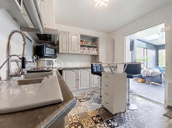⭐ UNE MAISON ENTRETENUE ET FONCTIONNELLE
Construite en 1995, cette maison a été entretenue avec soin et ne nécessite pas de gros travaux.

Elle offre aujourd’hui un équilibre particulièrement intéressant entre volumes, confort, fonctionnalité et qualité de vie.

❤️ LES + QUI FONT LA DIFFÉRENCE
✔️ 180 m² habitables
✔️ Salon / séjour de plus de 50 m²
✔️ 5 chambres
✔️ Suite parentale de 26 m²
✔️ Salon / séjour climatisés
✔️ Véranda contemporaine
✔️ Piscine chauffée
✔️ Liner neuf
✔️ Terrain d’environ 500 m²
✔️ Jardin arboré
✔️ Grande terrasse
✔️ Aucun vis-à-vis
✔️ Garage 2 véhicules
✔️ Sous-sol complet entièrement excavé et aménagé
✔️ Maison parfaitement entretenue
✔️ Aucun gros travaux à prévoir
✔️ Nombreux espaces de rangement
✔️ Idéale pour une grande famille

📍 UN EMPLACEMENT PRATIQUE AU QUOTIDIEN
La maison bénéficie d’un environnement résidentiel calme tout en restant à proximité des commodités nécessaires à la vie quotidienne.

Vous trouverez à proximité :

🛒 Commerces et services de proximité
🏫 Écoles et établissements scolaires
🚌 Transports en commun et lignes de bus
🚉 Gare et accès aux transports ferroviaires
🏥 Professionnels de santé et services médicaux
🍽️ Restaurants, boulangeries et commerces
🌳 Parcs, espaces verts et équipements de loisirs
🚗 Accès rapide aux principaux axes routiers

Une localisation permettant de profiter d’un cadre de vie agréable tout en conservant une bonne accessibilité aux villes et pôles d’activités alentours.

💖 UNE MAISON À DÉCOUVRIR SANS TARDER
Cette propriété réunit de nombreux critères recherchés : une belle surface habitable, 5 chambres, un espace de vie de plus de 50 m², une suite parentale de 26 m², une véranda, une piscine chauffée, un grand sous-sol et surtout un extérieur sans aucun vis-à-vis.

👉 Une maison familiale pleine d’atouts, rare sur le marché, où vous pourrez profiter immédiatement de beaux espaces et d’un cadre de vie privilégié.

🏡 Vous recherchez une maison spacieuse avec piscine, de beaux volumes et aucun vis-à-vis ? Cette propriété mérite véritablement votre attention.

📞 Contactez-moi dès maintenant pour obtenir davantage d’informations et organiser votre visite.

⚠️ Une visite pourrait bien vous faire tomber sous le charme !