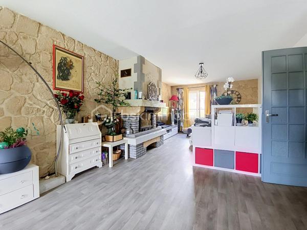 ⭐ UNE MAISON ENTRETENUE ET FONCTIONNELLE
Construite en 1995, cette maison a été entretenue avec soin et ne nécessite pas de gros travaux.

Elle offre aujourd’hui un équilibre particulièrement intéressant entre volumes, confort, fonctionnalité et qualité de vie.

❤️ LES + QUI FONT LA DIFFÉRENCE
✔️ 180 m² habitables
✔️ Salon / séjour de plus de 50 m²
✔️ 5 chambres
✔️ Suite parentale de 26 m²
✔️ Salon / séjour climatisés
✔️ Véranda contemporaine
✔️ Piscine chauffée
✔️ Liner neuf
✔️ Terrain d’environ 500 m²
✔️ Jardin arboré
✔️ Grande terrasse
✔️ Aucun vis-à-vis
✔️ Garage 2 véhicules
✔️ Sous-sol complet entièrement excavé et aménagé
✔️ Maison parfaitement entretenue
✔️ Aucun gros travaux à prévoir
✔️ Nombreux espaces de rangement
✔️ Idéale pour une grande famille

📍 UN EMPLACEMENT PRATIQUE AU QUOTIDIEN
La maison bénéficie d’un environnement résidentiel calme tout en restant à proximité des commodités nécessaires à la vie quotidienne.

Vous trouverez à proximité :

🛒 Commerces et services de proximité
🏫 Écoles et établissements scolaires
🚌 Transports en commun et lignes de bus
🚉 Gare et accès aux transports ferroviaires
🏥 Professionnels de santé et services médicaux
🍽️ Restaurants, boulangeries et commerces
🌳 Parcs, espaces verts et équipements de loisirs
🚗 Accès rapide aux principaux axes routiers

Une localisation permettant de profiter d’un cadre de vie agréable tout en conservant une bonne accessibilité aux villes et pôles d’activités alentours.

💖 UNE MAISON À DÉCOUVRIR SANS TARDER
Cette propriété réunit de nombreux critères recherchés : une belle surface habitable, 5 chambres, un espace de vie de plus de 50 m², une suite parentale de 26 m², une véranda, une piscine chauffée, un grand sous-sol et surtout un extérieur sans aucun vis-à-vis.

👉 Une maison familiale pleine d’atouts, rare sur le marché, où vous pourrez profiter immédiatement de beaux espaces et d’un cadre de vie privilégié.

🏡 Vous recherchez une maison spacieuse avec piscine, de beaux volumes et aucun vis-à-vis ? Cette propriété mérite véritablement votre attention.

📞 Contactez-moi dès maintenant pour obtenir davantage d’informations et organiser votre visite.

⚠️ Une visite pourrait bien vous faire tomber sous le charme !