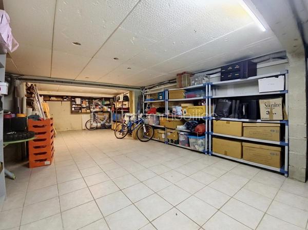 ⭐ UNE MAISON ENTRETENUE ET FONCTIONNELLE
Construite en 1995, cette maison a été entretenue avec soin et ne nécessite pas de gros travaux.

Elle offre aujourd’hui un équilibre particulièrement intéressant entre volumes, confort, fonctionnalité et qualité de vie.

❤️ LES + QUI FONT LA DIFFÉRENCE
✔️ 180 m² habitables
✔️ Salon / séjour de plus de 50 m²
✔️ 5 chambres
✔️ Suite parentale de 26 m²
✔️ Salon / séjour climatisés
✔️ Véranda contemporaine
✔️ Piscine chauffée
✔️ Liner neuf
✔️ Terrain d’environ 500 m²
✔️ Jardin arboré
✔️ Grande terrasse
✔️ Aucun vis-à-vis
✔️ Garage 2 véhicules
✔️ Sous-sol complet entièrement excavé et aménagé
✔️ Maison parfaitement entretenue
✔️ Aucun gros travaux à prévoir
✔️ Nombreux espaces de rangement
✔️ Idéale pour une grande famille

📍 UN EMPLACEMENT PRATIQUE AU QUOTIDIEN
La maison bénéficie d’un environnement résidentiel calme tout en restant à proximité des commodités nécessaires à la vie quotidienne.

Vous trouverez à proximité :

🛒 Commerces et services de proximité
🏫 Écoles et établissements scolaires
🚌 Transports en commun et lignes de bus
🚉 Gare et accès aux transports ferroviaires
🏥 Professionnels de santé et services médicaux
🍽️ Restaurants, boulangeries et commerces
🌳 Parcs, espaces verts et équipements de loisirs
🚗 Accès rapide aux principaux axes routiers

Une localisation permettant de profiter d’un cadre de vie agréable tout en conservant une bonne accessibilité aux villes et pôles d’activités alentours.

💖 UNE MAISON À DÉCOUVRIR SANS TARDER
Cette propriété réunit de nombreux critères recherchés : une belle surface habitable, 5 chambres, un espace de vie de plus de 50 m², une suite parentale de 26 m², une véranda, une piscine chauffée, un grand sous-sol et surtout un extérieur sans aucun vis-à-vis.

👉 Une maison familiale pleine d’atouts, rare sur le marché, où vous pourrez profiter immédiatement de beaux espaces et d’un cadre de vie privilégié.

🏡 Vous recherchez une maison spacieuse avec piscine, de beaux volumes et aucun vis-à-vis ? Cette propriété mérite véritablement votre attention.

📞 Contactez-moi dès maintenant pour obtenir davantage d’informations et organiser votre visite.

⚠️ Une visite pourrait bien vous faire tomber sous le charme !