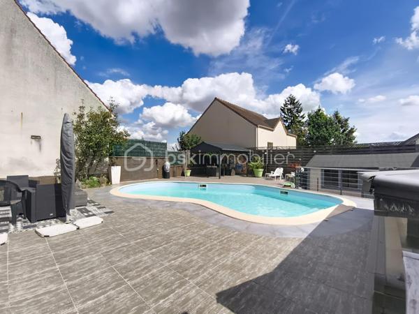 ⭐ UNE MAISON ENTRETENUE ET FONCTIONNELLE
Construite en 1995, cette maison a été entretenue avec soin et ne nécessite pas de gros travaux.

Elle offre aujourd’hui un équilibre particulièrement intéressant entre volumes, confort, fonctionnalité et qualité de vie.

❤️ LES + QUI FONT LA DIFFÉRENCE
✔️ 180 m² habitables
✔️ Salon / séjour de plus de 50 m²
✔️ 5 chambres
✔️ Suite parentale de 26 m²
✔️ Salon / séjour climatisés
✔️ Véranda contemporaine
✔️ Piscine chauffée
✔️ Liner neuf
✔️ Terrain d’environ 500 m²
✔️ Jardin arboré
✔️ Grande terrasse
✔️ Aucun vis-à-vis
✔️ Garage 2 véhicules
✔️ Sous-sol complet entièrement excavé et aménagé
✔️ Maison parfaitement entretenue
✔️ Aucun gros travaux à prévoir
✔️ Nombreux espaces de rangement
✔️ Idéale pour une grande famille

📍 UN EMPLACEMENT PRATIQUE AU QUOTIDIEN
La maison bénéficie d’un environnement résidentiel calme tout en restant à proximité des commodités nécessaires à la vie quotidienne.

Vous trouverez à proximité :

🛒 Commerces et services de proximité
🏫 Écoles et établissements scolaires
🚌 Transports en commun et lignes de bus
🚉 Gare et accès aux transports ferroviaires
🏥 Professionnels de santé et services médicaux
🍽️ Restaurants, boulangeries et commerces
🌳 Parcs, espaces verts et équipements de loisirs
🚗 Accès rapide aux principaux axes routiers

Une localisation permettant de profiter d’un cadre de vie agréable tout en conservant une bonne accessibilité aux villes et pôles d’activités alentours.

💖 UNE MAISON À DÉCOUVRIR SANS TARDER
Cette propriété réunit de nombreux critères recherchés : une belle surface habitable, 5 chambres, un espace de vie de plus de 50 m², une suite parentale de 26 m², une véranda, une piscine chauffée, un grand sous-sol et surtout un extérieur sans aucun vis-à-vis.

👉 Une maison familiale pleine d’atouts, rare sur le marché, où vous pourrez profiter immédiatement de beaux espaces et d’un cadre de vie privilégié.

🏡 Vous recherchez une maison spacieuse avec piscine, de beaux volumes et aucun vis-à-vis ? Cette propriété mérite véritablement votre attention.

📞 Contactez-moi dès maintenant pour obtenir davantage d’informations et organiser votre visite.

⚠️ Une visite pourrait bien vous faire tomber sous le charme !