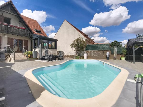 ⭐ UNE MAISON ENTRETENUE ET FONCTIONNELLE
Construite en 1995, cette maison a été entretenue avec soin et ne nécessite pas de gros travaux.

Elle offre aujourd’hui un équilibre particulièrement intéressant entre volumes, confort, fonctionnalité et qualité de vie.

❤️ LES + QUI FONT LA DIFFÉRENCE
✔️ 180 m² habitables
✔️ Salon / séjour de plus de 50 m²
✔️ 5 chambres
✔️ Suite parentale de 26 m²
✔️ Salon / séjour climatisés
✔️ Véranda contemporaine
✔️ Piscine chauffée
✔️ Liner neuf
✔️ Terrain d’environ 500 m²
✔️ Jardin arboré
✔️ Grande terrasse
✔️ Aucun vis-à-vis
✔️ Garage 2 véhicules
✔️ Sous-sol complet entièrement excavé et aménagé
✔️ Maison parfaitement entretenue
✔️ Aucun gros travaux à prévoir
✔️ Nombreux espaces de rangement
✔️ Idéale pour une grande famille

📍 UN EMPLACEMENT PRATIQUE AU QUOTIDIEN
La maison bénéficie d’un environnement résidentiel calme tout en restant à proximité des commodités nécessaires à la vie quotidienne.

Vous trouverez à proximité :

🛒 Commerces et services de proximité
🏫 Écoles et établissements scolaires
🚌 Transports en commun et lignes de bus
🚉 Gare et accès aux transports ferroviaires
🏥 Professionnels de santé et services médicaux
🍽️ Restaurants, boulangeries et commerces
🌳 Parcs, espaces verts et équipements de loisirs
🚗 Accès rapide aux principaux axes routiers

Une localisation permettant de profiter d’un cadre de vie agréable tout en conservant une bonne accessibilité aux villes et pôles d’activités alentours.

💖 UNE MAISON À DÉCOUVRIR SANS TARDER
Cette propriété réunit de nombreux critères recherchés : une belle surface habitable, 5 chambres, un espace de vie de plus de 50 m², une suite parentale de 26 m², une véranda, une piscine chauffée, un grand sous-sol et surtout un extérieur sans aucun vis-à-vis.

👉 Une maison familiale pleine d’atouts, rare sur le marché, où vous pourrez profiter immédiatement de beaux espaces et d’un cadre de vie privilégié.

🏡 Vous recherchez une maison spacieuse avec piscine, de beaux volumes et aucun vis-à-vis ? Cette propriété mérite véritablement votre attention.

📞 Contactez-moi dès maintenant pour obtenir davantage d’informations et organiser votre visite.

⚠️ Une visite pourrait bien vous faire tomber sous le charme !