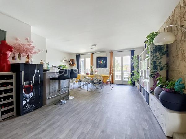 ⭐ UNE MAISON ENTRETENUE ET FONCTIONNELLE
Construite en 1995, cette maison a été entretenue avec soin et ne nécessite pas de gros travaux.

Elle offre aujourd’hui un équilibre particulièrement intéressant entre volumes, confort, fonctionnalité et qualité de vie.

❤️ LES + QUI FONT LA DIFFÉRENCE
✔️ 180 m² habitables
✔️ Salon / séjour de plus de 50 m²
✔️ 5 chambres
✔️ Suite parentale de 26 m²
✔️ Salon / séjour climatisés
✔️ Véranda contemporaine
✔️ Piscine chauffée
✔️ Liner neuf
✔️ Terrain d’environ 500 m²
✔️ Jardin arboré
✔️ Grande terrasse
✔️ Aucun vis-à-vis
✔️ Garage 2 véhicules
✔️ Sous-sol complet entièrement excavé et aménagé
✔️ Maison parfaitement entretenue
✔️ Aucun gros travaux à prévoir
✔️ Nombreux espaces de rangement
✔️ Idéale pour une grande famille

📍 UN EMPLACEMENT PRATIQUE AU QUOTIDIEN
La maison bénéficie d’un environnement résidentiel calme tout en restant à proximité des commodités nécessaires à la vie quotidienne.

Vous trouverez à proximité :

🛒 Commerces et services de proximité
🏫 Écoles et établissements scolaires
🚌 Transports en commun et lignes de bus
🚉 Gare et accès aux transports ferroviaires
🏥 Professionnels de santé et services médicaux
🍽️ Restaurants, boulangeries et commerces
🌳 Parcs, espaces verts et équipements de loisirs
🚗 Accès rapide aux principaux axes routiers

Une localisation permettant de profiter d’un cadre de vie agréable tout en conservant une bonne accessibilité aux villes et pôles d’activités alentours.

💖 UNE MAISON À DÉCOUVRIR SANS TARDER
Cette propriété réunit de nombreux critères recherchés : une belle surface habitable, 5 chambres, un espace de vie de plus de 50 m², une suite parentale de 26 m², une véranda, une piscine chauffée, un grand sous-sol et surtout un extérieur sans aucun vis-à-vis.

👉 Une maison familiale pleine d’atouts, rare sur le marché, où vous pourrez profiter immédiatement de beaux espaces et d’un cadre de vie privilégié.

🏡 Vous recherchez une maison spacieuse avec piscine, de beaux volumes et aucun vis-à-vis ? Cette propriété mérite véritablement votre attention.

📞 Contactez-moi dès maintenant pour obtenir davantage d’informations et organiser votre visite.

⚠️ Une visite pourrait bien vous faire tomber sous le charme !