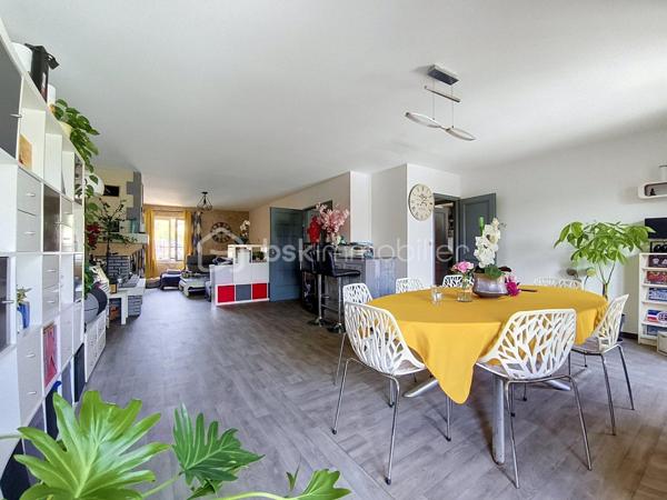 ⭐ UNE MAISON ENTRETENUE ET FONCTIONNELLE
Construite en 1995, cette maison a été entretenue avec soin et ne nécessite pas de gros travaux.

Elle offre aujourd’hui un équilibre particulièrement intéressant entre volumes, confort, fonctionnalité et qualité de vie.

❤️ LES + QUI FONT LA DIFFÉRENCE
✔️ 180 m² habitables
✔️ Salon / séjour de plus de 50 m²
✔️ 5 chambres
✔️ Suite parentale de 26 m²
✔️ Salon / séjour climatisés
✔️ Véranda contemporaine
✔️ Piscine chauffée
✔️ Liner neuf
✔️ Terrain d’environ 500 m²
✔️ Jardin arboré
✔️ Grande terrasse
✔️ Aucun vis-à-vis
✔️ Garage 2 véhicules
✔️ Sous-sol complet entièrement excavé et aménagé
✔️ Maison parfaitement entretenue
✔️ Aucun gros travaux à prévoir
✔️ Nombreux espaces de rangement
✔️ Idéale pour une grande famille

📍 UN EMPLACEMENT PRATIQUE AU QUOTIDIEN
La maison bénéficie d’un environnement résidentiel calme tout en restant à proximité des commodités nécessaires à la vie quotidienne.

Vous trouverez à proximité :

🛒 Commerces et services de proximité
🏫 Écoles et établissements scolaires
🚌 Transports en commun et lignes de bus
🚉 Gare et accès aux transports ferroviaires
🏥 Professionnels de santé et services médicaux
🍽️ Restaurants, boulangeries et commerces
🌳 Parcs, espaces verts et équipements de loisirs
🚗 Accès rapide aux principaux axes routiers

Une localisation permettant de profiter d’un cadre de vie agréable tout en conservant une bonne accessibilité aux villes et pôles d’activités alentours.

💖 UNE MAISON À DÉCOUVRIR SANS TARDER
Cette propriété réunit de nombreux critères recherchés : une belle surface habitable, 5 chambres, un espace de vie de plus de 50 m², une suite parentale de 26 m², une véranda, une piscine chauffée, un grand sous-sol et surtout un extérieur sans aucun vis-à-vis.

👉 Une maison familiale pleine d’atouts, rare sur le marché, où vous pourrez profiter immédiatement de beaux espaces et d’un cadre de vie privilégié.

🏡 Vous recherchez une maison spacieuse avec piscine, de beaux volumes et aucun vis-à-vis ? Cette propriété mérite véritablement votre attention.

📞 Contactez-moi dès maintenant pour obtenir davantage d’informations et organiser votre visite.

⚠️ Une visite pourrait bien vous faire tomber sous le charme !