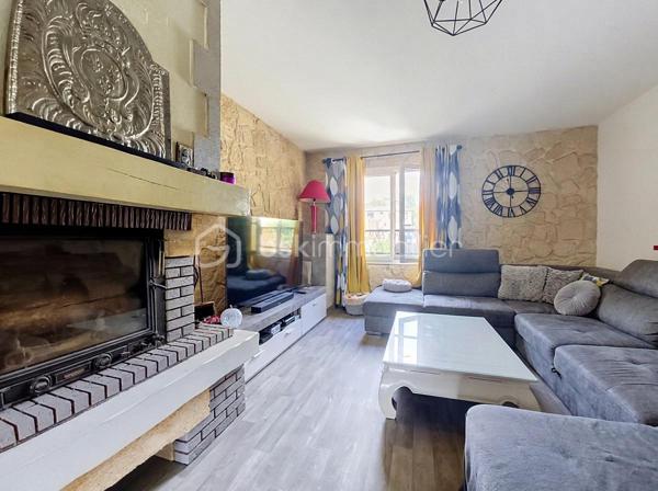 ⭐ UNE MAISON ENTRETENUE ET FONCTIONNELLE
Construite en 1995, cette maison a été entretenue avec soin et ne nécessite pas de gros travaux.

Elle offre aujourd’hui un équilibre particulièrement intéressant entre volumes, confort, fonctionnalité et qualité de vie.

❤️ LES + QUI FONT LA DIFFÉRENCE
✔️ 180 m² habitables
✔️ Salon / séjour de plus de 50 m²
✔️ 5 chambres
✔️ Suite parentale de 26 m²
✔️ Salon / séjour climatisés
✔️ Véranda contemporaine
✔️ Piscine chauffée
✔️ Liner neuf
✔️ Terrain d’environ 500 m²
✔️ Jardin arboré
✔️ Grande terrasse
✔️ Aucun vis-à-vis
✔️ Garage 2 véhicules
✔️ Sous-sol complet entièrement excavé et aménagé
✔️ Maison parfaitement entretenue
✔️ Aucun gros travaux à prévoir
✔️ Nombreux espaces de rangement
✔️ Idéale pour une grande famille

📍 UN EMPLACEMENT PRATIQUE AU QUOTIDIEN
La maison bénéficie d’un environnement résidentiel calme tout en restant à proximité des commodités nécessaires à la vie quotidienne.

Vous trouverez à proximité :

🛒 Commerces et services de proximité
🏫 Écoles et établissements scolaires
🚌 Transports en commun et lignes de bus
🚉 Gare et accès aux transports ferroviaires
🏥 Professionnels de santé et services médicaux
🍽️ Restaurants, boulangeries et commerces
🌳 Parcs, espaces verts et équipements de loisirs
🚗 Accès rapide aux principaux axes routiers

Une localisation permettant de profiter d’un cadre de vie agréable tout en conservant une bonne accessibilité aux villes et pôles d’activités alentours.

💖 UNE MAISON À DÉCOUVRIR SANS TARDER
Cette propriété réunit de nombreux critères recherchés : une belle surface habitable, 5 chambres, un espace de vie de plus de 50 m², une suite parentale de 26 m², une véranda, une piscine chauffée, un grand sous-sol et surtout un extérieur sans aucun vis-à-vis.

👉 Une maison familiale pleine d’atouts, rare sur le marché, où vous pourrez profiter immédiatement de beaux espaces et d’un cadre de vie privilégié.

🏡 Vous recherchez une maison spacieuse avec piscine, de beaux volumes et aucun vis-à-vis ? Cette propriété mérite véritablement votre attention.

📞 Contactez-moi dès maintenant pour obtenir davantage d’informations et organiser votre visite.

⚠️ Une visite pourrait bien vous faire tomber sous le charme !