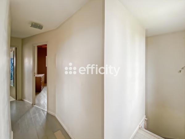 Maison
         4 pièces
        - 121 m² 245 000 € *