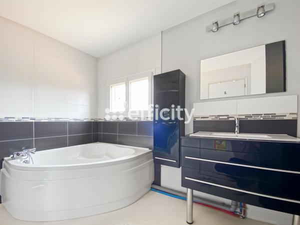 Maison
         4 pièces
        - 121 m² 245 000 € *