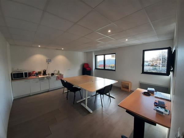 A LOUER TRES BEAUX BUREAUX de 128 m² ENVIRON TREILLIERES