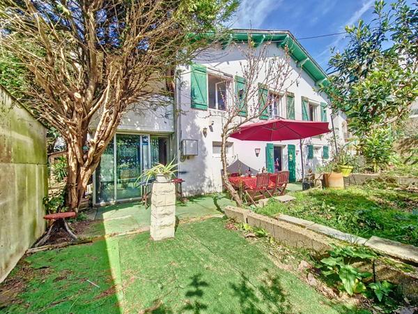 Maison familiale 7 pièces, 2 appartements et local professionnel – À 10 minutes à pied de l’océan SAINT JEAN DE LUZ (64)