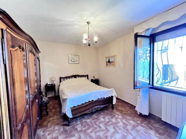 Maison à rénover avec grand terrain et piscine