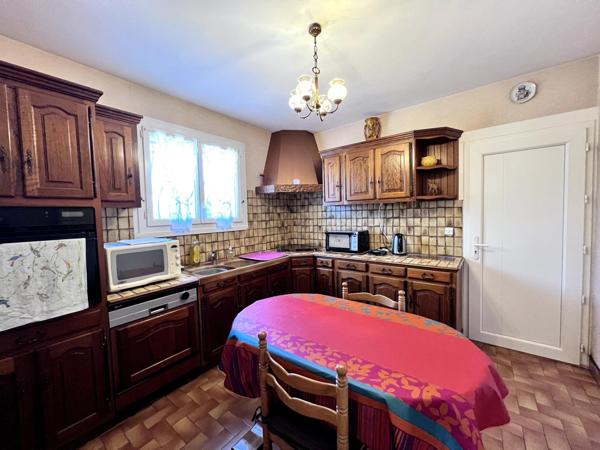 Maison à rénover avec grand terrain et piscine