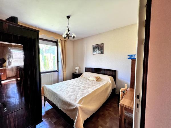 Maison à rénover avec grand terrain et piscine