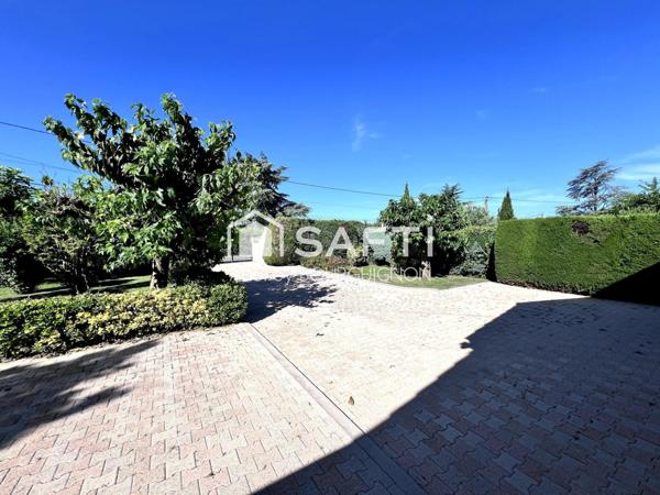 Maison à rénover avec grand terrain et piscine