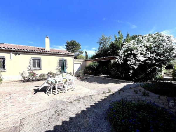 Maison à rénover avec grand terrain et piscine