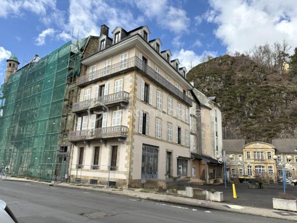 IMMEUBLE DE RAPPORT À RÉNOVER – 600 m² – 2 COMMERCES + 7 APPARTEMENTS – LA BOURBOULE

Prix : 315 000 € FAI

Situé au cœur de La Bourboule, station thermale réputée du Puy-de-Dôme, cet immeuble de rapport d’environ 600 m² représente une belle opportunité pour les investisseurs et marchands de biens à la recherche d’un projet à fort potentiel.

L’ensemble immobilier comprend :

* 2 locaux commerciaux en rez-de-chaussée ;
* 7 appartements répartis sur plusieurs niveaux ;
* Environ 600 m² de surface développée.

Travaux de rénovation à prévoir, offrant la possibilité de repenser les espaces, d’optimiser les logements et de valoriser significativement le patrimoine à moyen terme.

Les points forts :

* Emplacement central à proximité des commerces, des services et des thermes ;
* Grande surface exploitable ;
* Mix locatif commerces / habitations ;
* Fort potentiel de création de valeur après rénovation ;
* Idéal pour investissement locatif, déficit foncier ou projet de revente à la découpe.

La Bourboule bénéficie d’une attractivité touristique et thermale reconnue, favorisant la demande locative à l’année comme en saison.

Prix de vente : 315 000 € frais d’agence inclus.