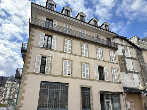 IMMEUBLE DE RAPPORT À RÉNOVER – 600 m² – 2 COMMERCES + 7 APPARTEMENTS – LA BOURBOULE

Prix : 315 000 € FAI

Situé au cœur de La Bourboule, station thermale réputée du Puy-de-Dôme, cet immeuble de rapport d’environ 600 m² représente une belle opportunité pour les investisseurs et marchands de biens à la recherche d’un projet à fort potentiel.

L’ensemble immobilier comprend :

* 2 locaux commerciaux en rez-de-chaussée ;
* 7 appartements répartis sur plusieurs niveaux ;
* Environ 600 m² de surface développée.

Travaux de rénovation à prévoir, offrant la possibilité de repenser les espaces, d’optimiser les logements et de valoriser significativement le patrimoine à moyen terme.

Les points forts :

* Emplacement central à proximité des commerces, des services et des thermes ;
* Grande surface exploitable ;
* Mix locatif commerces / habitations ;
* Fort potentiel de création de valeur après rénovation ;
* Idéal pour investissement locatif, déficit foncier ou projet de revente à la découpe.

La Bourboule bénéficie d’une attractivité touristique et thermale reconnue, favorisant la demande locative à l’année comme en saison.

Prix de vente : 315 000 € frais d’agence inclus.