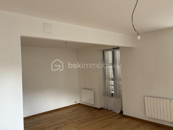IMMEUBLE DE RAPPORT À RÉNOVER – 600 m² – 2 COMMERCES + 7 APPARTEMENTS – LA BOURBOULE

Prix : 315 000 € FAI

Situé au cœur de La Bourboule, station thermale réputée du Puy-de-Dôme, cet immeuble de rapport d’environ 600 m² représente une belle opportunité pour les investisseurs et marchands de biens à la recherche d’un projet à fort potentiel.

L’ensemble immobilier comprend :

* 2 locaux commerciaux en rez-de-chaussée ;
* 7 appartements répartis sur plusieurs niveaux ;
* Environ 600 m² de surface développée.

Travaux de rénovation à prévoir, offrant la possibilité de repenser les espaces, d’optimiser les logements et de valoriser significativement le patrimoine à moyen terme.

Les points forts :

* Emplacement central à proximité des commerces, des services et des thermes ;
* Grande surface exploitable ;
* Mix locatif commerces / habitations ;
* Fort potentiel de création de valeur après rénovation ;
* Idéal pour investissement locatif, déficit foncier ou projet de revente à la découpe.

La Bourboule bénéficie d’une attractivité touristique et thermale reconnue, favorisant la demande locative à l’année comme en saison.

Prix de vente : 315 000 € frais d’agence inclus.