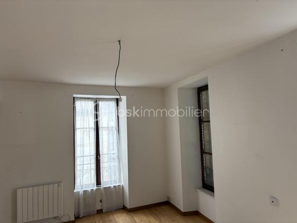 IMMEUBLE DE RAPPORT À RÉNOVER – 600 m² – 2 COMMERCES + 7 APPARTEMENTS – LA BOURBOULE

Prix : 315 000 € FAI

Situé au cœur de La Bourboule, station thermale réputée du Puy-de-Dôme, cet immeuble de rapport d’environ 600 m² représente une belle opportunité pour les investisseurs et marchands de biens à la recherche d’un projet à fort potentiel.

L’ensemble immobilier comprend :

* 2 locaux commerciaux en rez-de-chaussée ;
* 7 appartements répartis sur plusieurs niveaux ;
* Environ 600 m² de surface développée.

Travaux de rénovation à prévoir, offrant la possibilité de repenser les espaces, d’optimiser les logements et de valoriser significativement le patrimoine à moyen terme.

Les points forts :

* Emplacement central à proximité des commerces, des services et des thermes ;
* Grande surface exploitable ;
* Mix locatif commerces / habitations ;
* Fort potentiel de création de valeur après rénovation ;
* Idéal pour investissement locatif, déficit foncier ou projet de revente à la découpe.

La Bourboule bénéficie d’une attractivité touristique et thermale reconnue, favorisant la demande locative à l’année comme en saison.

Prix de vente : 315 000 € frais d’agence inclus.