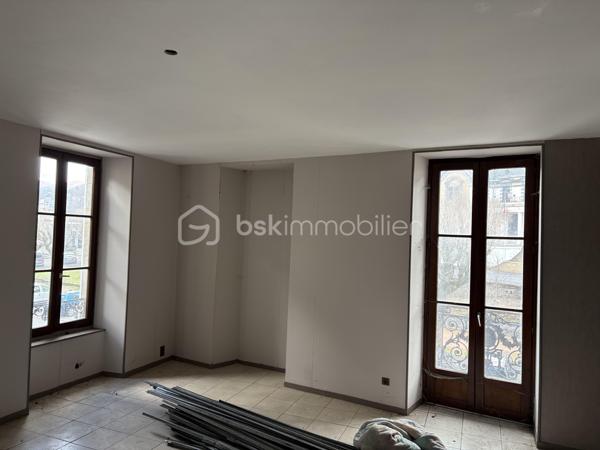 IMMEUBLE DE RAPPORT À RÉNOVER – 600 m² – 2 COMMERCES + 7 APPARTEMENTS – LA BOURBOULE

Prix : 315 000 € FAI

Situé au cœur de La Bourboule, station thermale réputée du Puy-de-Dôme, cet immeuble de rapport d’environ 600 m² représente une belle opportunité pour les investisseurs et marchands de biens à la recherche d’un projet à fort potentiel.

L’ensemble immobilier comprend :

* 2 locaux commerciaux en rez-de-chaussée ;
* 7 appartements répartis sur plusieurs niveaux ;
* Environ 600 m² de surface développée.

Travaux de rénovation à prévoir, offrant la possibilité de repenser les espaces, d’optimiser les logements et de valoriser significativement le patrimoine à moyen terme.

Les points forts :

* Emplacement central à proximité des commerces, des services et des thermes ;
* Grande surface exploitable ;
* Mix locatif commerces / habitations ;
* Fort potentiel de création de valeur après rénovation ;
* Idéal pour investissement locatif, déficit foncier ou projet de revente à la découpe.

La Bourboule bénéficie d’une attractivité touristique et thermale reconnue, favorisant la demande locative à l’année comme en saison.

Prix de vente : 315 000 € frais d’agence inclus.