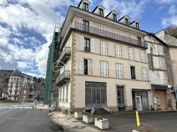 IMMEUBLE DE RAPPORT À RÉNOVER – 600 m² – 2 COMMERCES + 7 APPARTEMENTS – LA BOURBOULE

Prix : 315 000 € FAI

Situé au cœur de La Bourboule, station thermale réputée du Puy-de-Dôme, cet immeuble de rapport d’environ 600 m² représente une belle opportunité pour les investisseurs et marchands de biens à la recherche d’un projet à fort potentiel.

L’ensemble immobilier comprend :

* 2 locaux commerciaux en rez-de-chaussée ;
* 7 appartements répartis sur plusieurs niveaux ;
* Environ 600 m² de surface développée.

Travaux de rénovation à prévoir, offrant la possibilité de repenser les espaces, d’optimiser les logements et de valoriser significativement le patrimoine à moyen terme.

Les points forts :

* Emplacement central à proximité des commerces, des services et des thermes ;
* Grande surface exploitable ;
* Mix locatif commerces / habitations ;
* Fort potentiel de création de valeur après rénovation ;
* Idéal pour investissement locatif, déficit foncier ou projet de revente à la découpe.

La Bourboule bénéficie d’une attractivité touristique et thermale reconnue, favorisant la demande locative à l’année comme en saison.

Prix de vente : 315 000 € frais d’agence inclus.