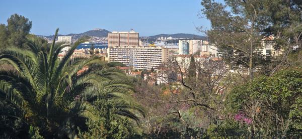 Dpt Var (83), à vendre TOULON SERINETTE appartement T4 + grand rez de jardin.