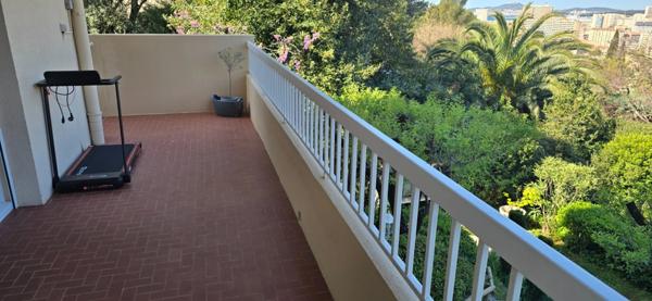 Dpt Var (83), à vendre TOULON SERINETTE appartement T4 + grand rez de jardin.