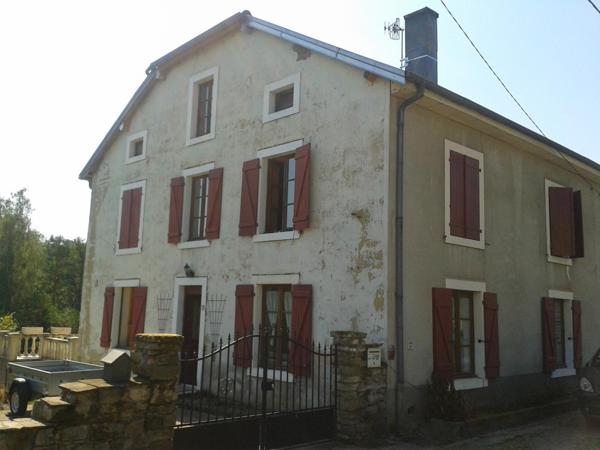 Une maison à usage d'habitation (ancienne ferme), avec aisances et dépendances,
