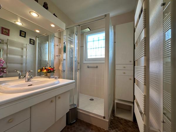 6' SAUMUR, CHACÉ - Maison de 95m² habitables sur sous-sol total 4 chambres, jardin clos