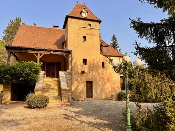 Grande maison lotoise 6 chambres avec pigeonnier, proche de Gourdon